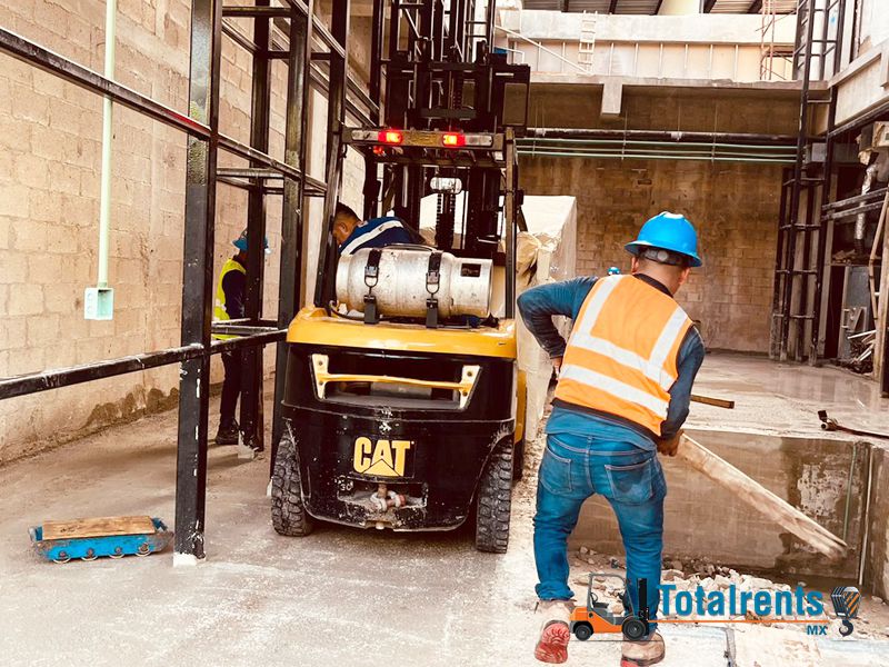 Trabajo con montacargas publicado por TotalRents
